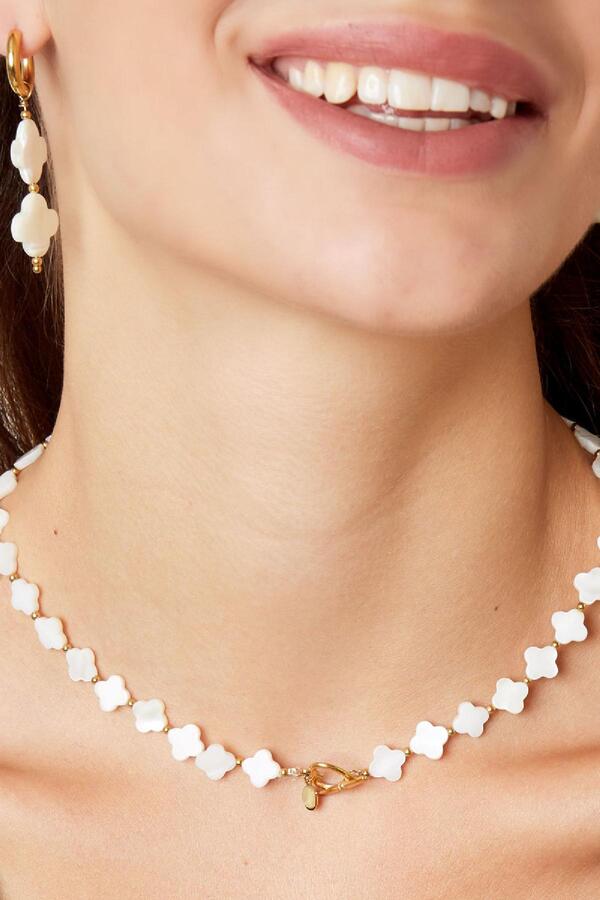 Κολιέ με λευκά τριφύλλια από κοχύλι και ανοξείδωτο ατσάλι