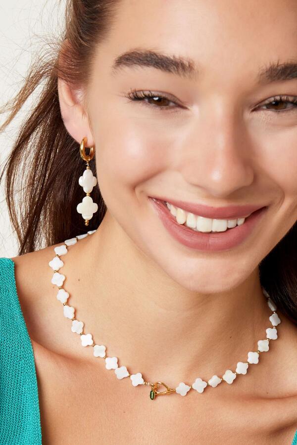 Κολιέ με λευκά τριφύλλια από κοχύλι και ανοξείδωτο ατσάλι