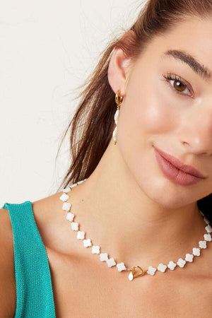 Κολιέ με λευκά τριφύλλια από κοχύλι και ανοξείδωτο ατσάλι