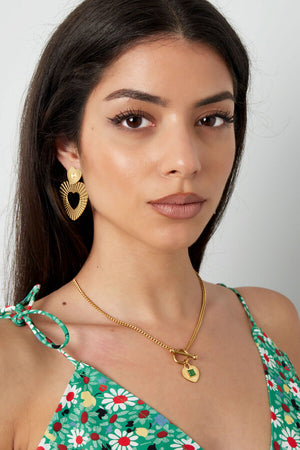 Κολιέ σε χρυσό χρώμα με στρόγγυλο κλείσιμο και καρδιά με ζιργκόν σε πράσινο χρώμα