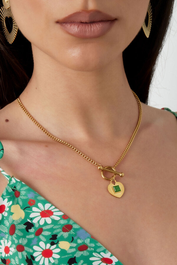 Κολιέ σε χρυσό χρώμα με στρόγγυλο κλείσιμο και καρδιά με ζιργκόν σε πράσινο χρώμα