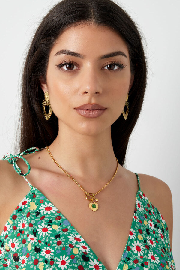 Κολιέ σε χρυσό χρώμα με στρόγγυλο κλείσιμο και καρδιά με ζιργκόν σε πράσινο χρώμα