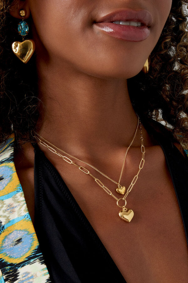 Κολιέ σε χρυσό χρώμα από ανοξείδωτο ατσάλι με διπλή αλυσίδα και καρδιές