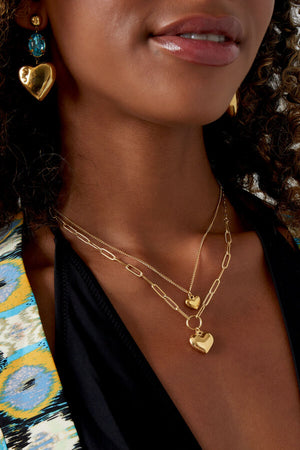 Κολιέ σε χρυσό χρώμα από ανοξείδωτο ατσάλι με διπλή αλυσίδα και καρδιές