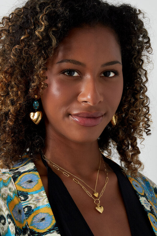 Κολιέ σε χρυσό χρώμα από ανοξείδωτο ατσάλι με διπλή αλυσίδα και καρδιές