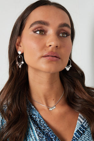 Κολιέ με κρεμαστά νομίσματα σε ασημί χρώμα από ανοξείδωτο ατσάλι