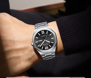 Curren 8476 Silver Black Ρολόι με Μαύρο Καντράν και Ασημένιο Μπρασελέ