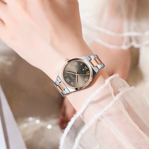 Curren Γυναικείο Ρολόι 9095 με Δίχρωμο Μπρασελέ και Γκρι Καντράν