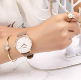 Curren 9021 Γυναικείο Ρολόι με μπεζ λουράκι και λευκό καντράν