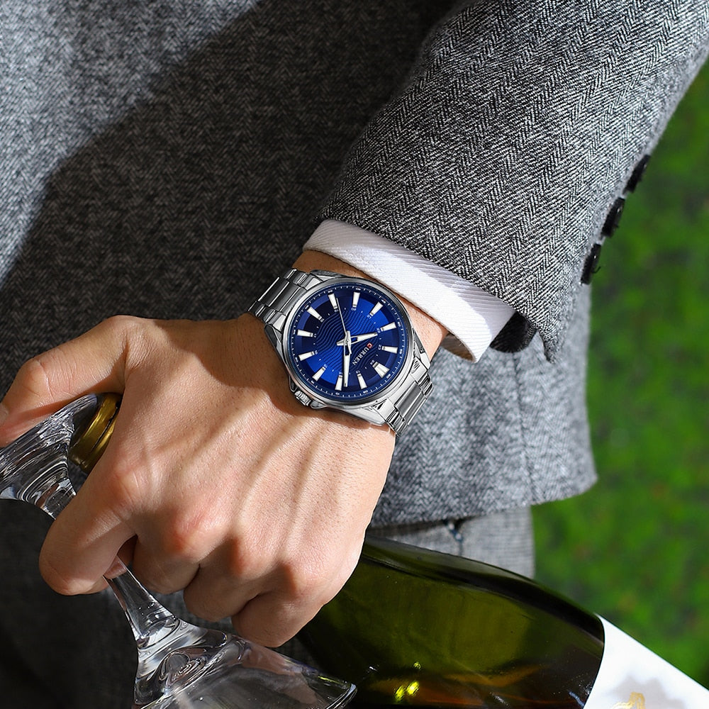 Ανδρικό ρολόι Curren 8424 με ασημί μεταλλικό μπρασελέ από ανοξείδωτο ατσάλι και μπλε καντράν με ανάγλυφο σχέδιο.